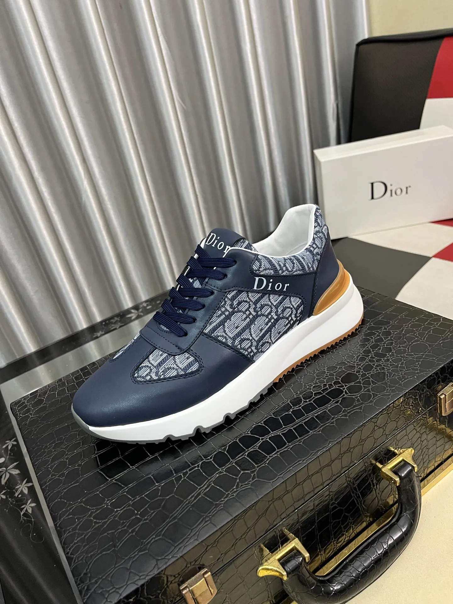 Men's Men's Shoes 💰458⌚️⌚️Dior [Dior] men's casual and trendy shoes are on the market! Strong British fashion style, the upper is made of nubuck leather with printed fabrics, comfortable pigskin lining, and original molded outsole. Designed by European and American masters, the perfect shape creates high quality, super versatile and very comfortable. High-end without losing taste, fashionable and novel! Code number: 38～443️⃣Colors available
